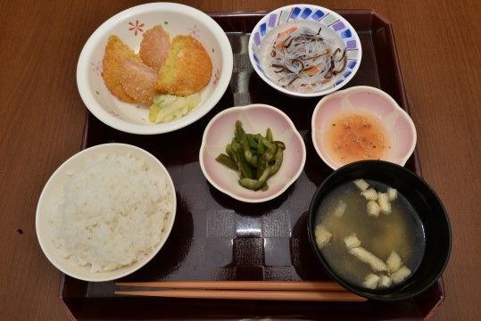 「ふるさとホーム小山」お食事。安全と健康のバランスを考慮したメニュを提供。
