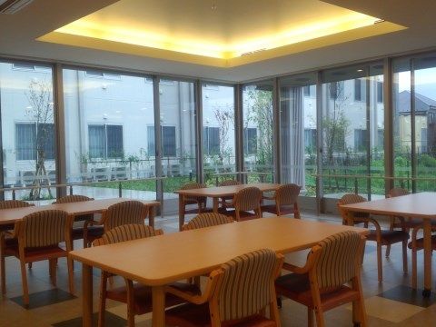 「ふるさとホーム小山」の食堂。周りをガラス張りにし、光を注ぎ込みやすく、明るい食堂にしている。