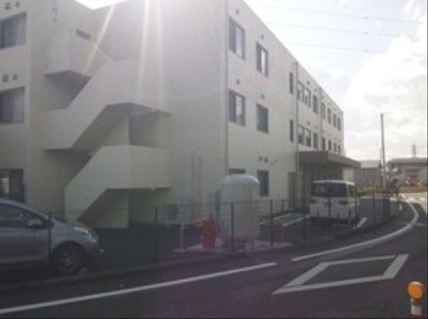 「ふるさとホーム長泉」の外観。エントランス前に車を付けられやすく、車椅子の方も楽に施設入ることができる。
