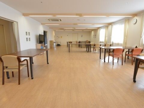 明るく広々とした食堂風景