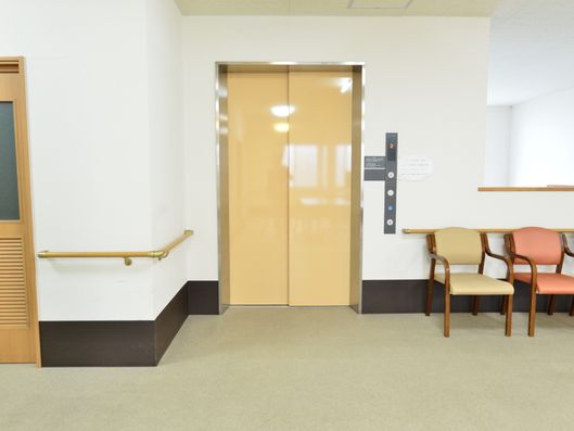 明るく広々としたエレベーターホール