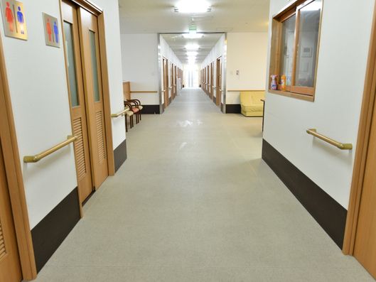 明るく清潔感のある通路