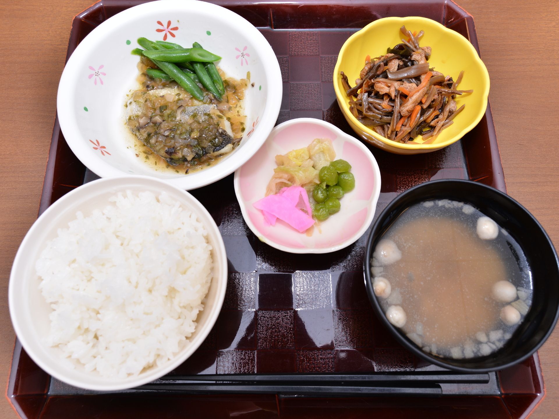 トレーの上にご飯と汁物、魚のメインのおかずに小鉢が2つの食事。栄養バランスを考慮されたメニューである。