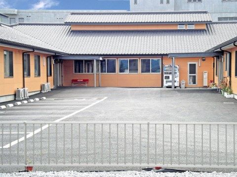 橙色の外壁の居室