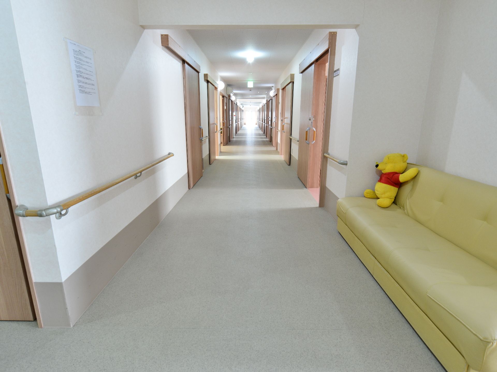 明るく幅の広い通路には、壁に手すりが設けられているので、つたい歩きが可能である。少し疲れた時には、居心地の良いソファで休むことができる。