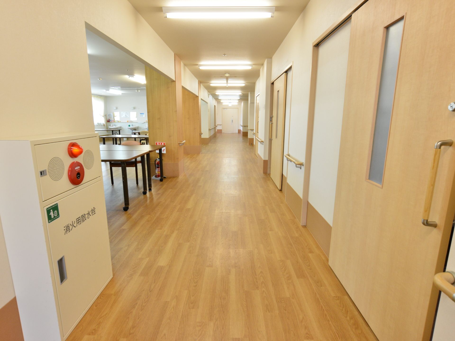 明るく見通しの良い通路の様子。幅が広く、また壁に手すりが設置されているので、つたい歩きができる。リビングとは仕切りなしで繋がっている。