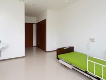 「ふるさとホーム高崎箕郷町」の居室。数多い私物を持ち込んでも、収納できる大きいクローゼットがある。