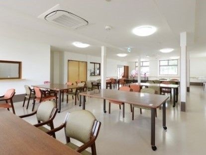 「ふるさとホーム高崎箕郷町」の食堂。シックの家具と、シンプルな壁紙と床が落ち着いた食堂の雰囲気を出している。