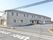施設は2階建ての建物。ベージュ系の壁に、濃いグレー系の屋根をしている。駐車スペースは広く取られている。