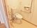 居室のトイレは洋式。手すりは、便器に座った時でも、立っている時でも掴むことができるように、複数設置されている。