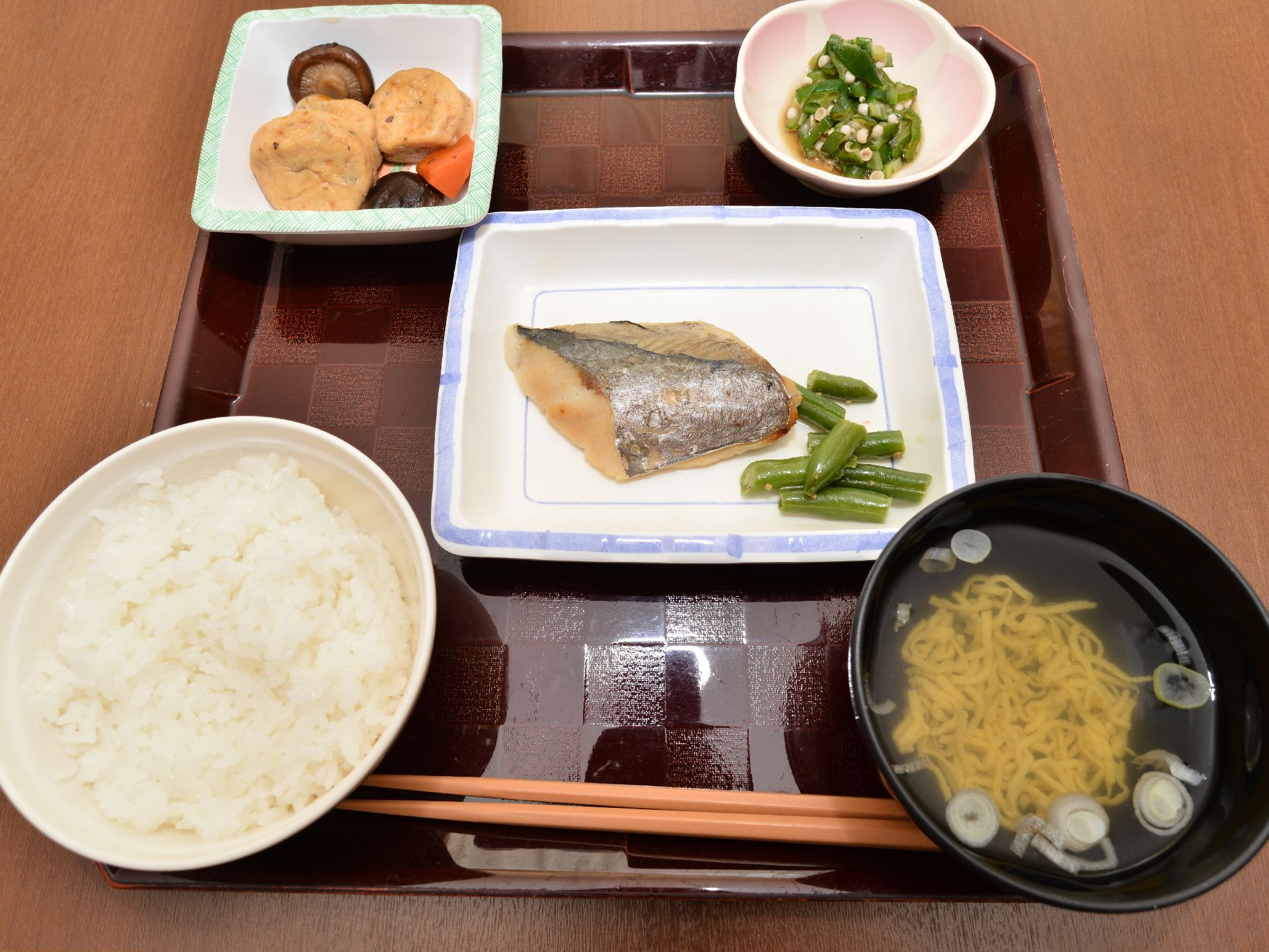 煮物、焼き魚といった和食が中心の食事。栄養バランスを考えている。一汁三菜の食事をトレイに乗せている。