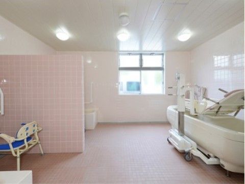 「ふるさとホーム高崎八幡町」の浴室。入居者様の介護レベルに合わせて、入浴方法もできる。
