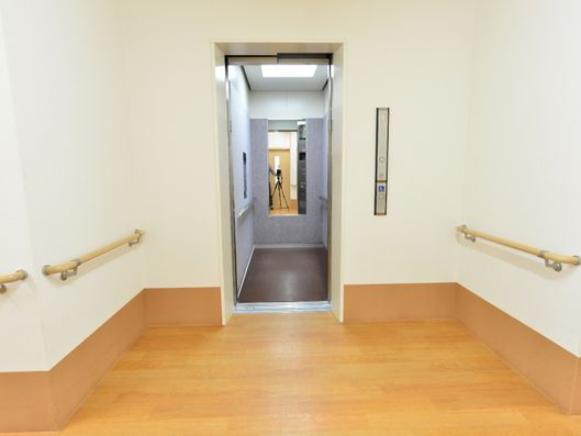 エレベーターの手すり