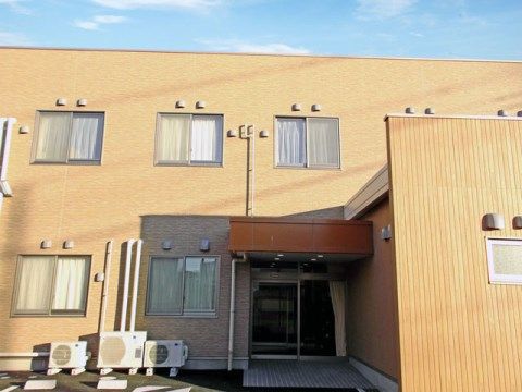 ふるさとホーム館林の外観。大きくしっかりとした外観の当施設はオールバリアフリー設計の建物です。