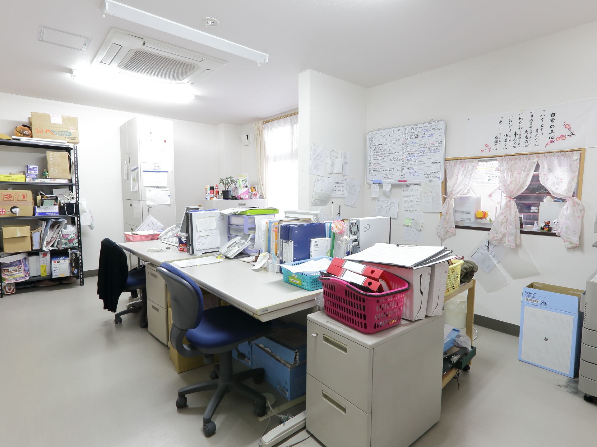 施設内にはスタッフルームがある。スタッフが在籍しており、事務作業やそのほか作業を行うスペースである。
