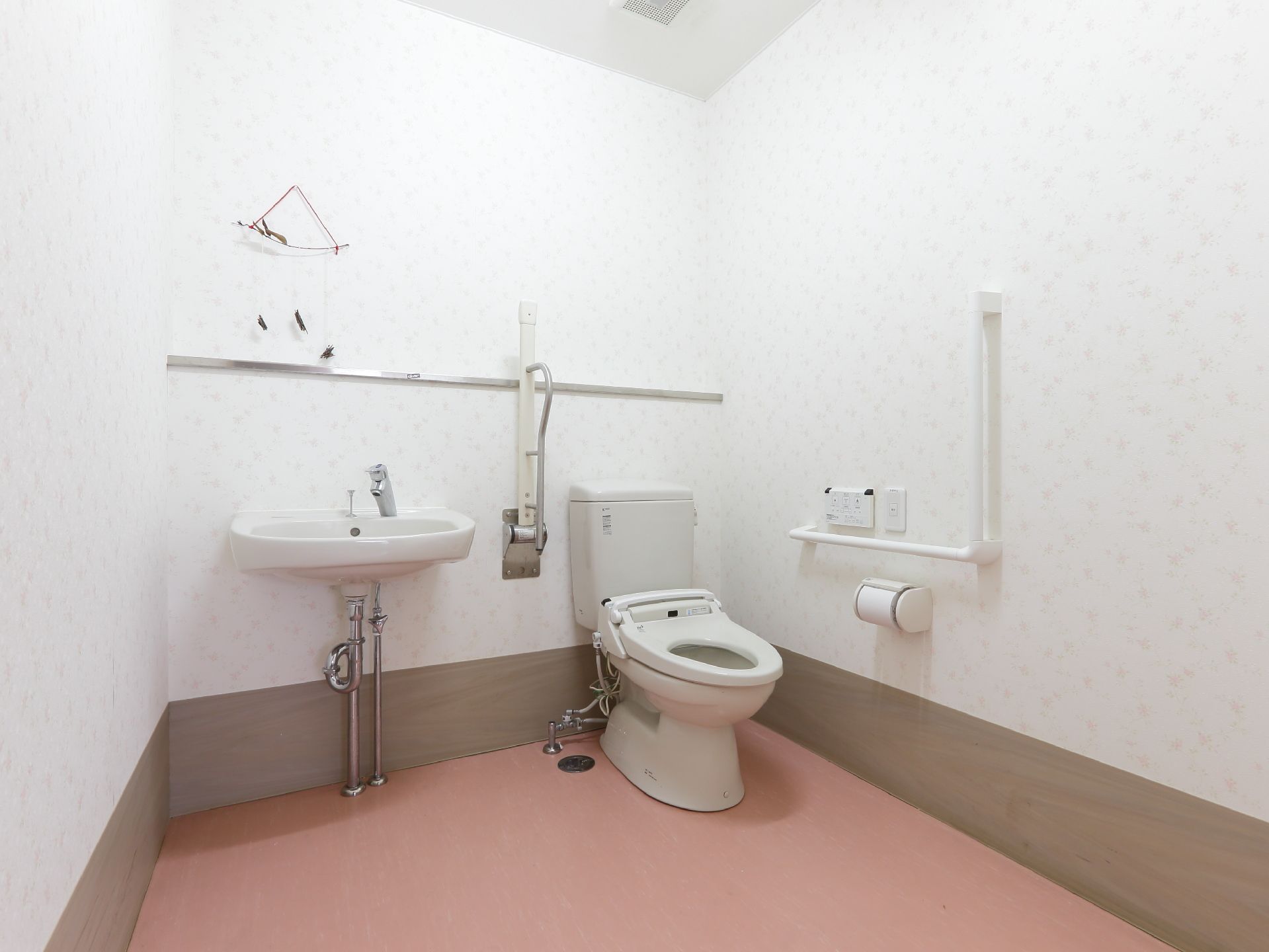 トイレにはバリアフリーの手すりがついている。清潔に保たれており、ウォシュレットがついている。手洗い場もある。