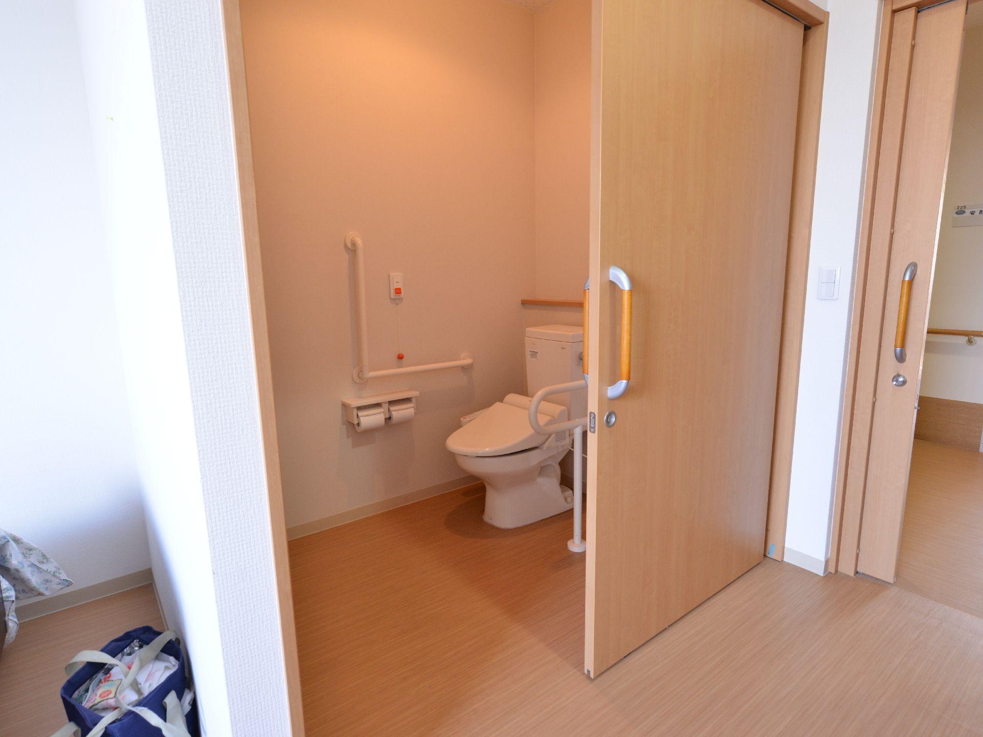 スライド式の扉で力の弱い高齢者でも開け閉めが楽である。手すりがついており、安全面に考慮されている。トイレは広く、車椅子の人も利用しやすい。