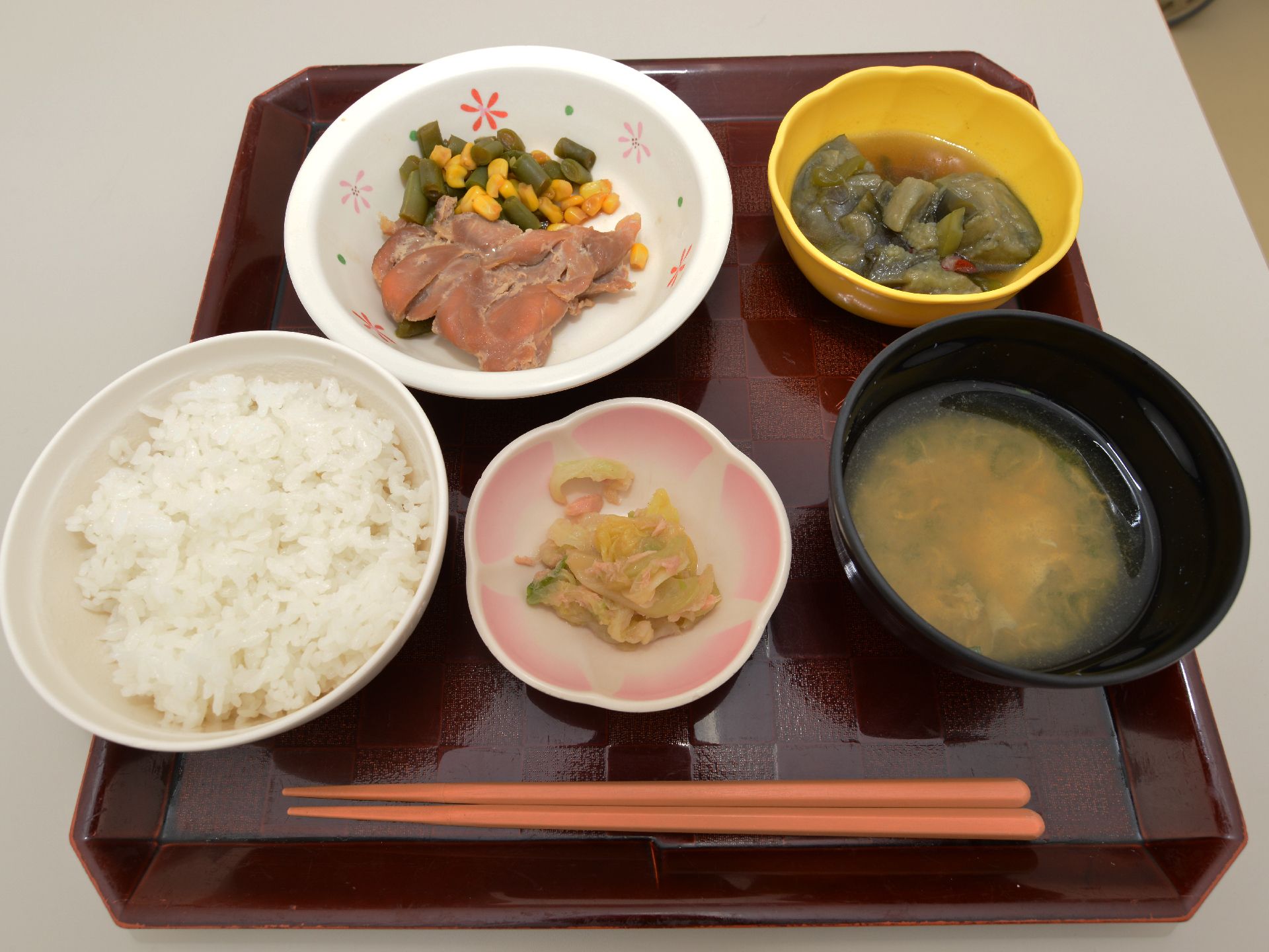 健康的な和食である。野菜が多く、身体に優しい。固いものがないので高齢者も食べやすい食事となっている。