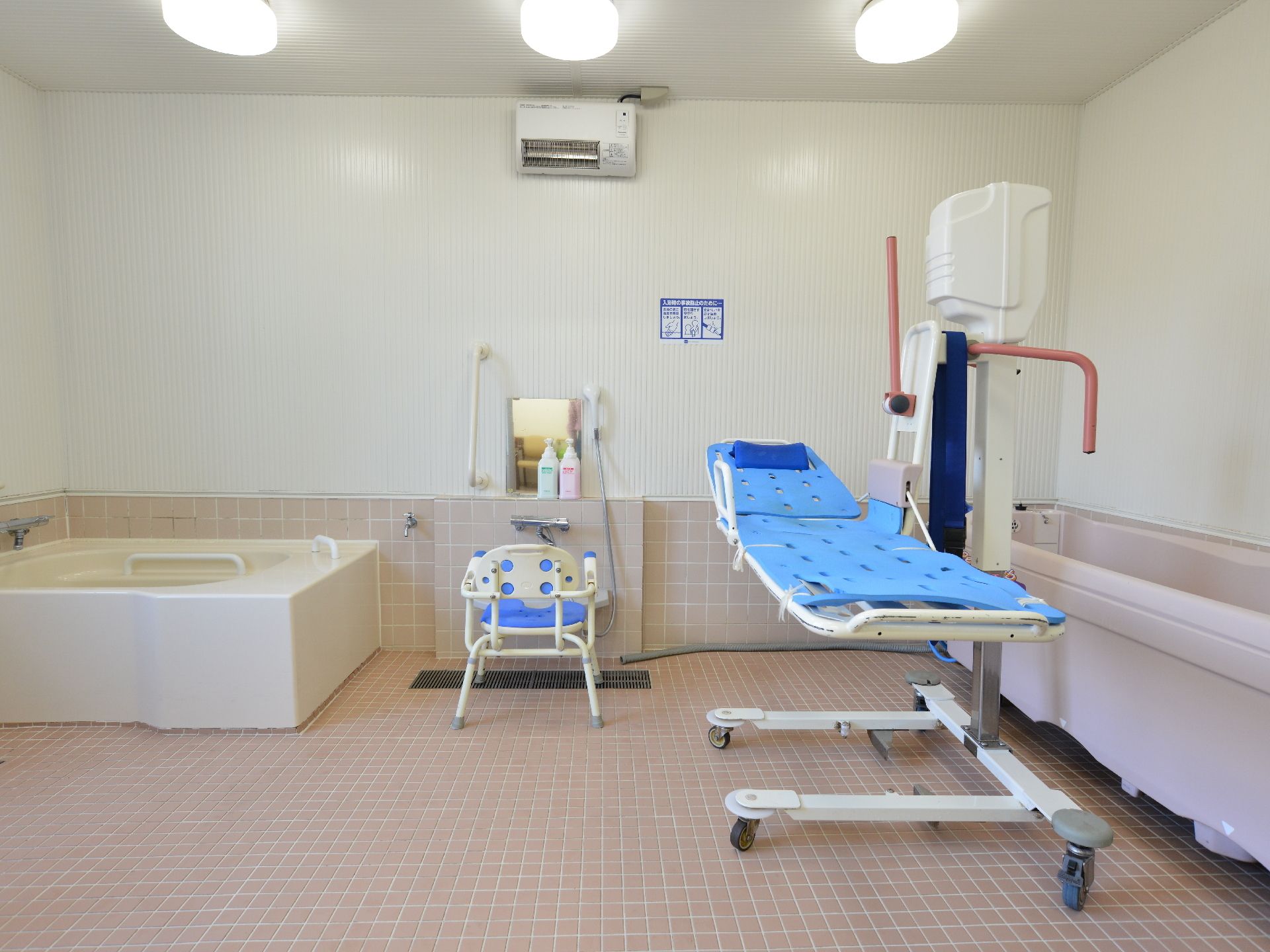 寝たきりの人でもゆっくり入ることのできる浴室である。入浴介助用品も置かれている。とても広いので窮屈さのない空間である。
