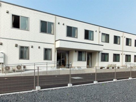 ふるさとホーム足利の外観。大きくしっかりとした外観のオールバリアフリー設計の建物となっております。