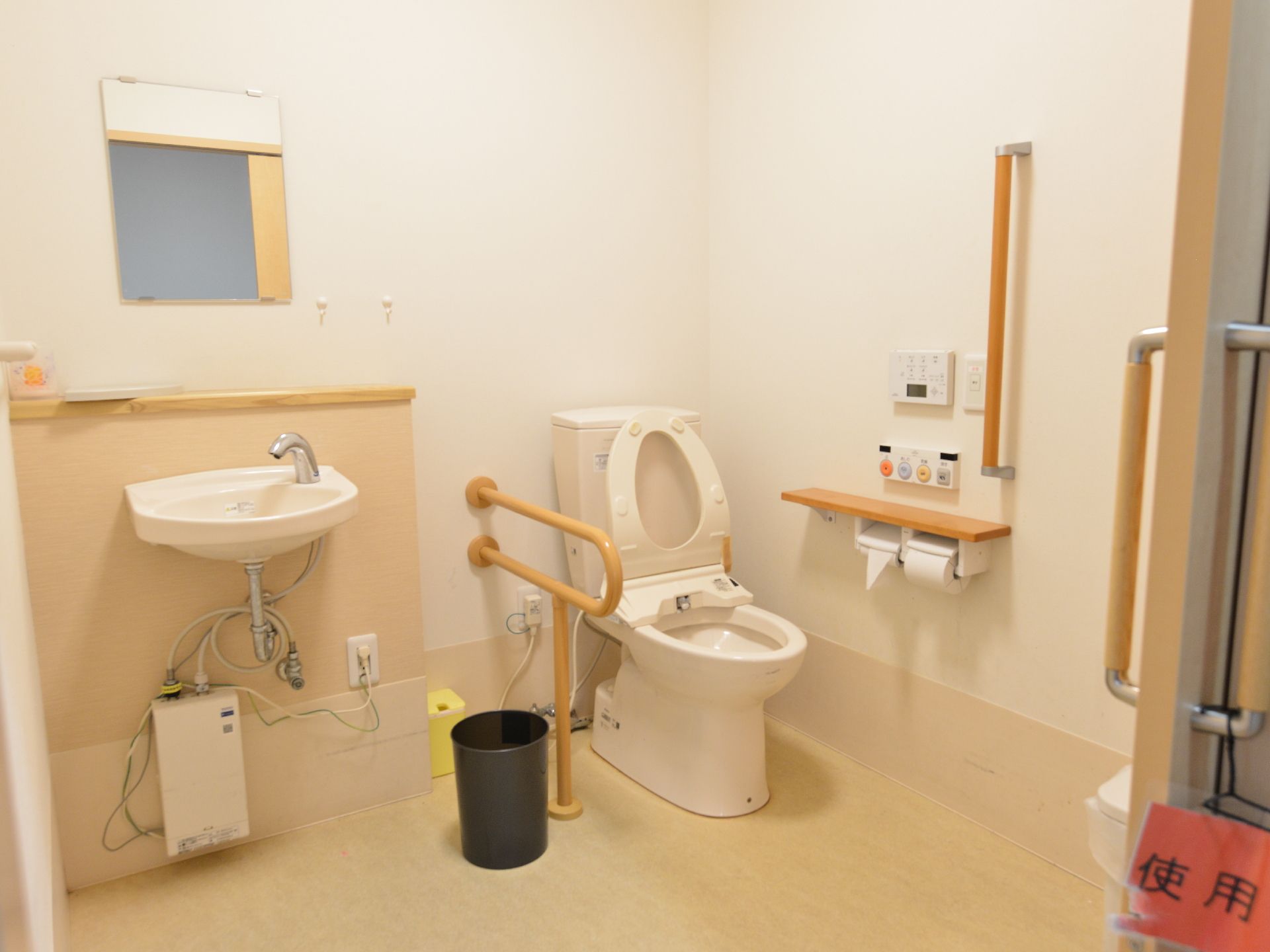 簡易洗面所が付いている。トイレの周りには手すりがあり、安全な作りとなっている。広いので車椅子の人も窮屈さを感じない。