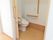 手すりが設けられ、ウォシュレットが完備されたトイレである。高齢者でも快適に過ごせる仕様になっている。