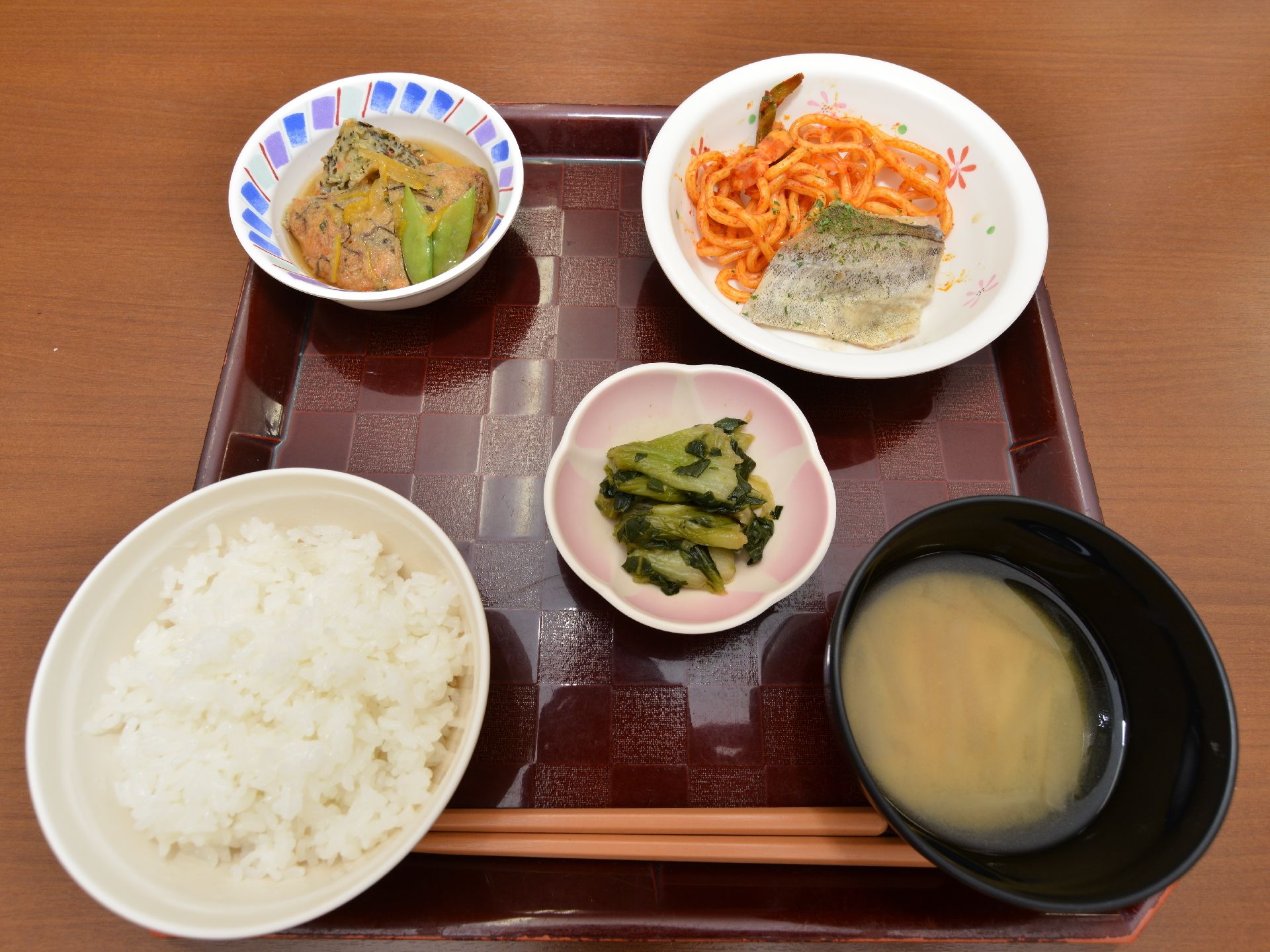 野菜と魚がたくさん入っているメニュー。栄養価が高く身体に優しくなっている。食事の量は平均的で完食しやすい。