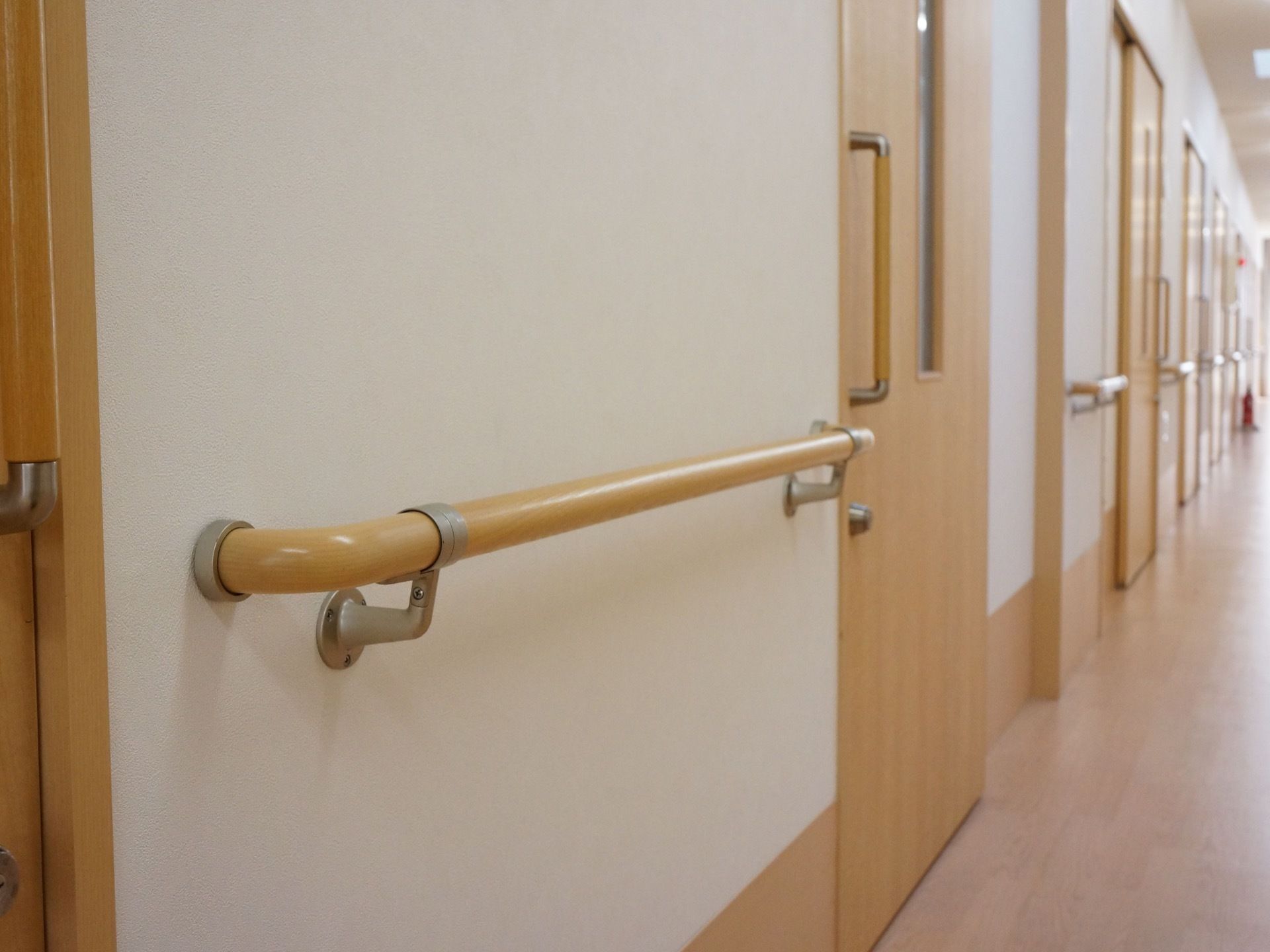 通路には、ドアがある所以外全ての壁に手すりが設置されている。角が丸く、つかみやすい造りの手すりである。