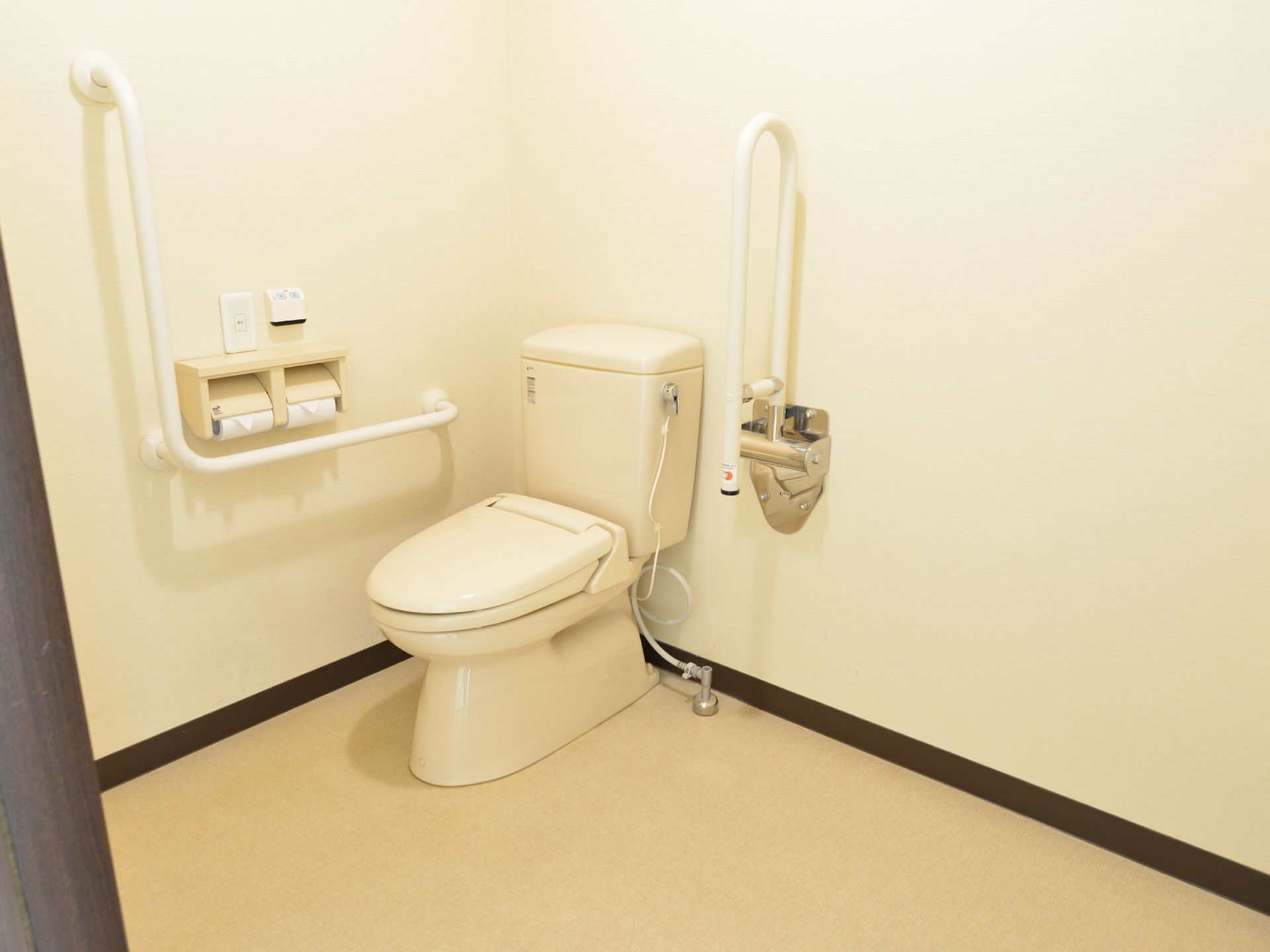 清潔感溢れるトイレには、可動式の手すりが付いており、緊急用通報装置も設置してあるので、安心してトイレを済ますことができる。