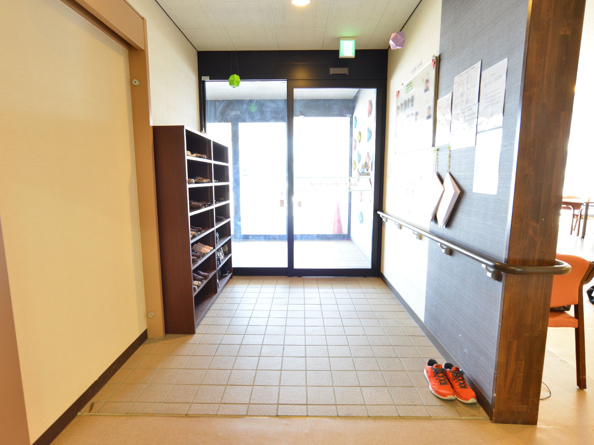 玄関は、自動ドアになっている。床は、バリアフリーとなっていて車椅子利用者でも利用しやすくなっている。