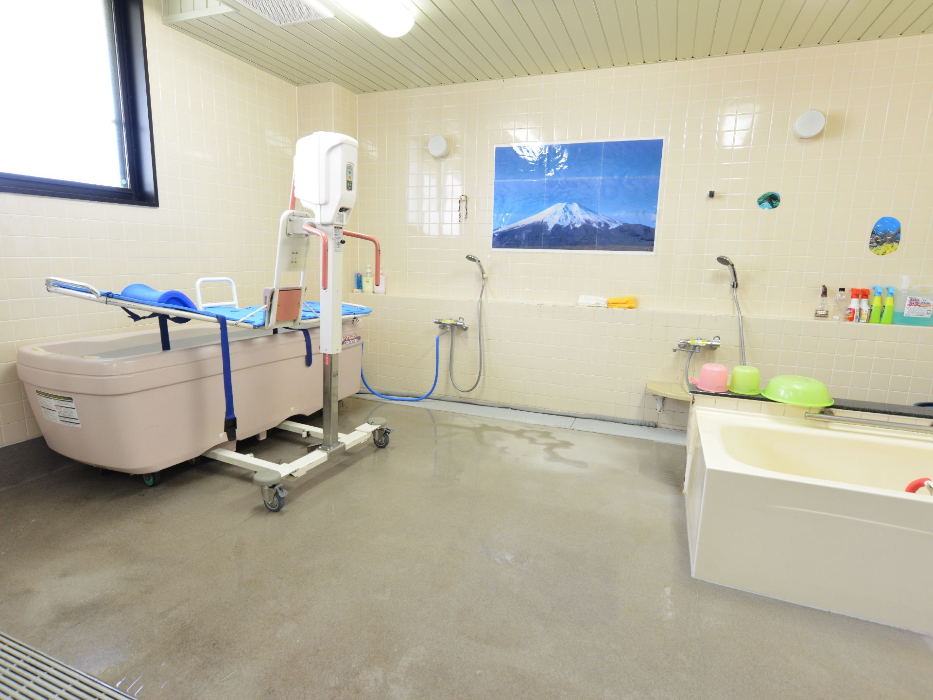 浴室には、機械浴ができる補助用具がある。寝たきりの人の入浴が、寝たままの状態で行うことが楽にできる。
