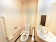 バリアフリー設計のトイレ空間