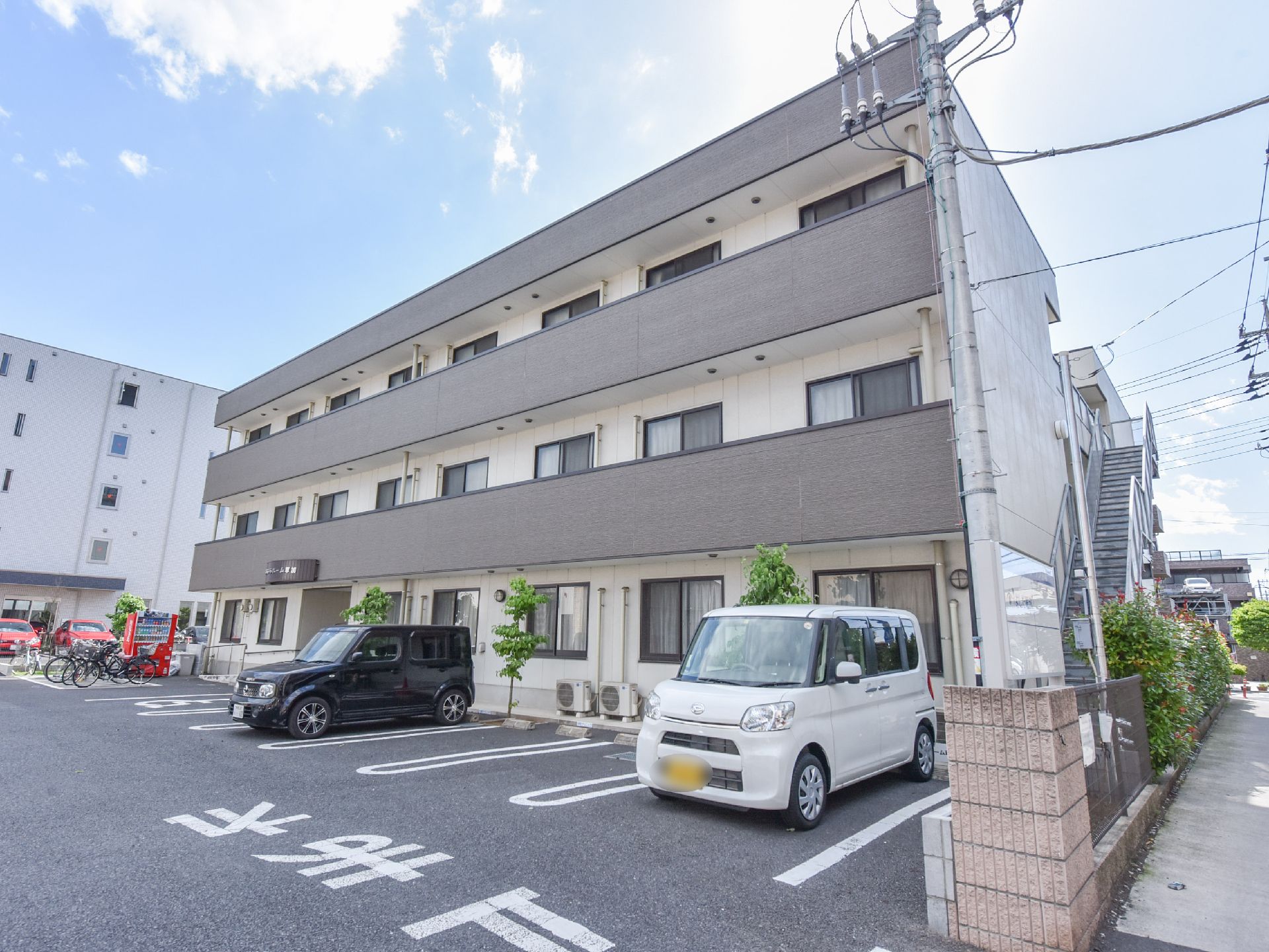 広めの玄関は、自動ドアになっており、車椅子利用者だけではなく、自立している方や来訪者の出入りにも便利になっている。