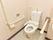 万が一のときの緊急用ブザーも付いており安心してトイレを済ますことができる。高齢者には嬉しい手すりやウォシュレットなどの機能も付いている。