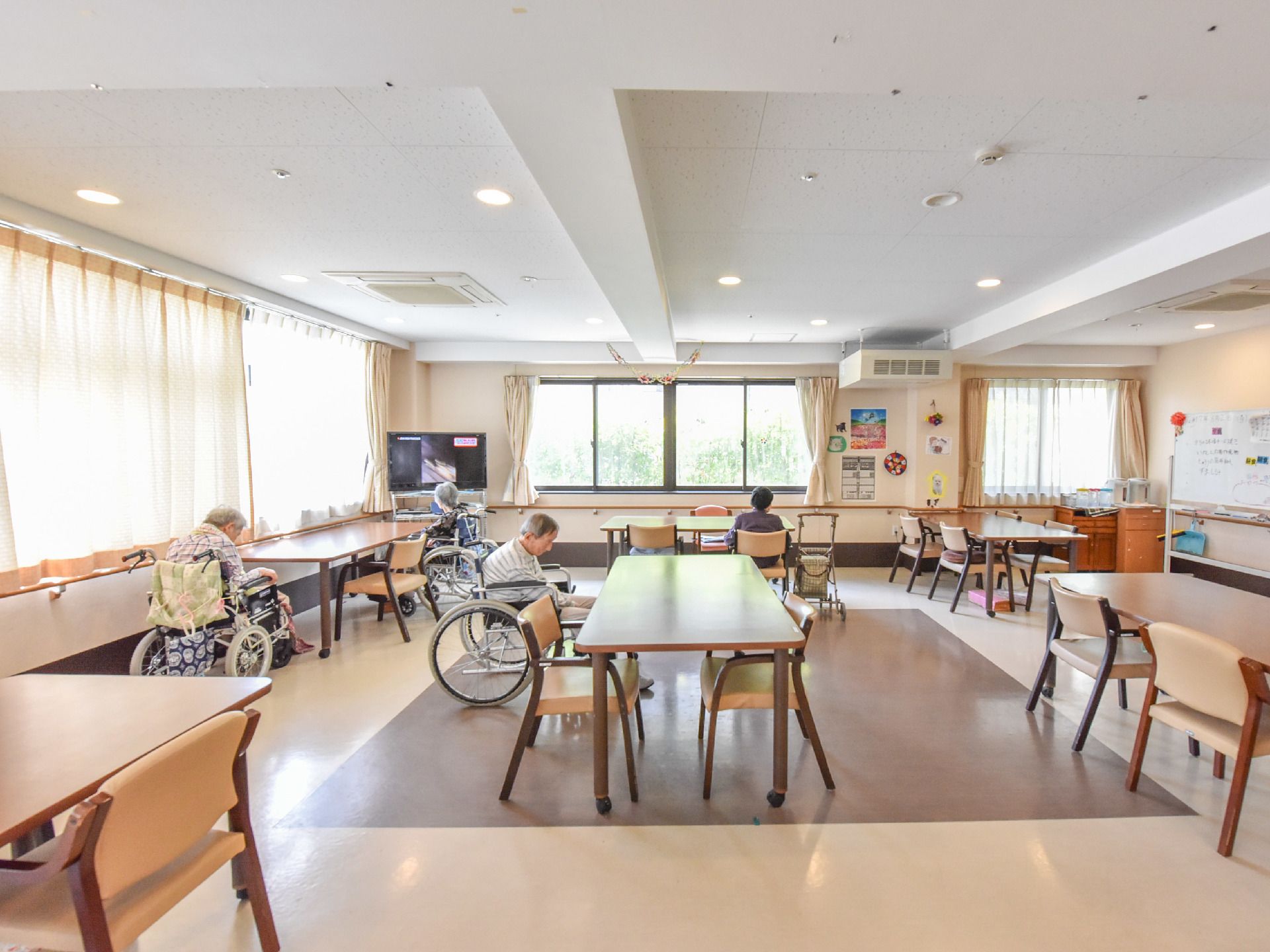 あんしんホーム草加の外観。毎日を自分らしくお過ごしいただける環境・設備を揃えております。