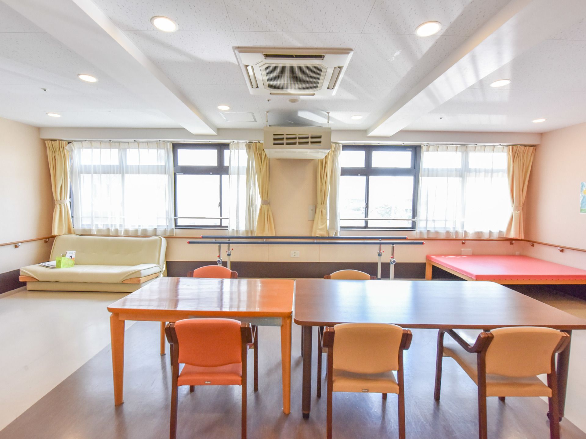 窓が多くあり、明るい部屋でのリハビリができる。歩くのに疲れたらソファーで一休みができる。他の利用者と交流を持ちながらリハビリができる。