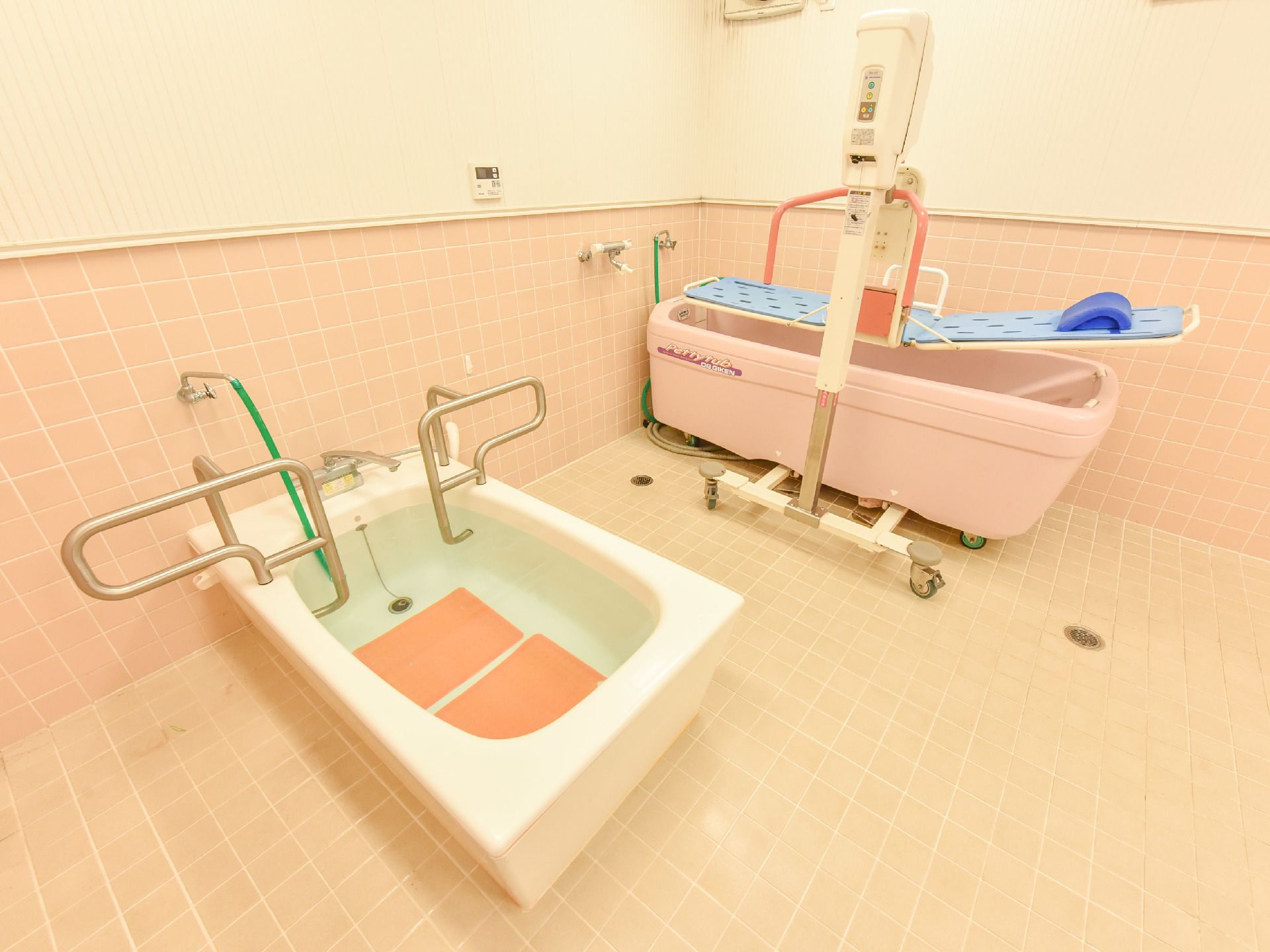機械浴は、スタッフが介助して行われる。こちらの施設には、2種類の機械浴があり、利用者にも好評である。
