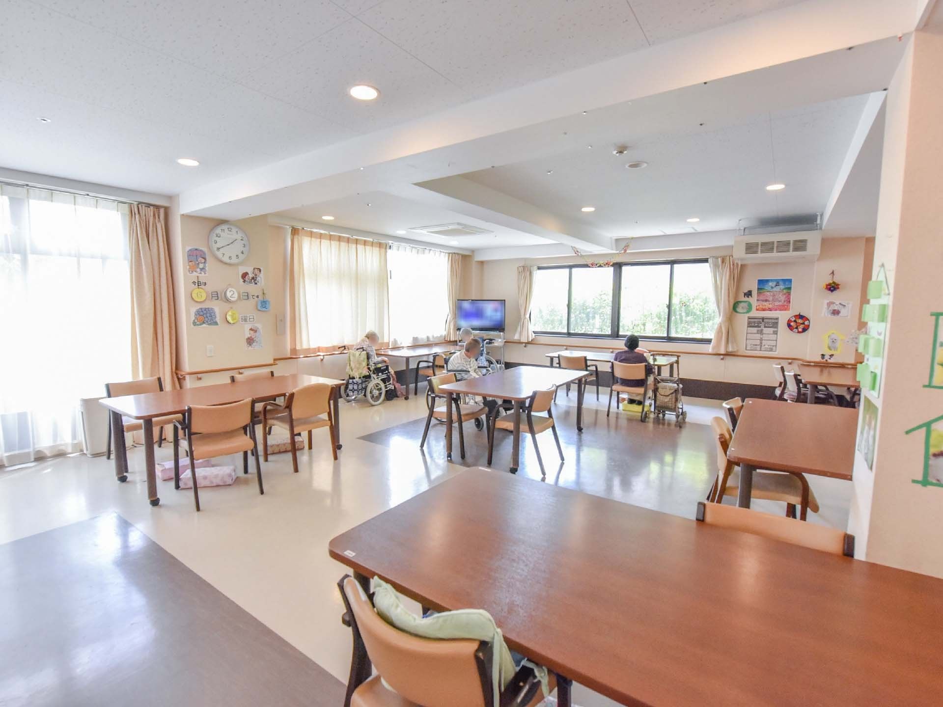 談話室には、大きなテレビが設けられていたり、スタッフや利用者が作った作品が飾られてある。窓が多くある。