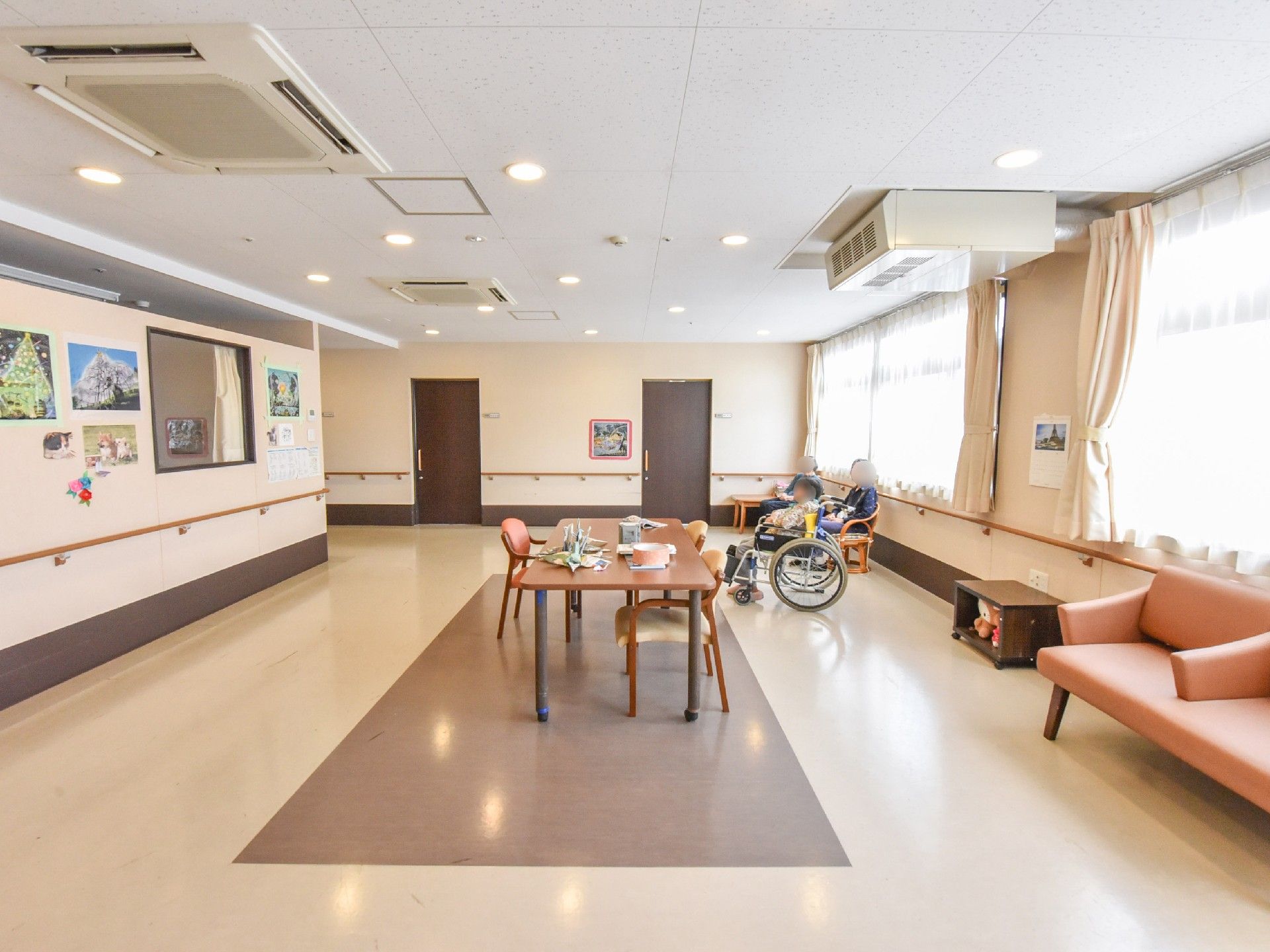 居室前にある談話コーナーは、部屋から出てすぐ利用者同士で交流を図れる場所である。大きな窓もあるので、開放感に満ちている。