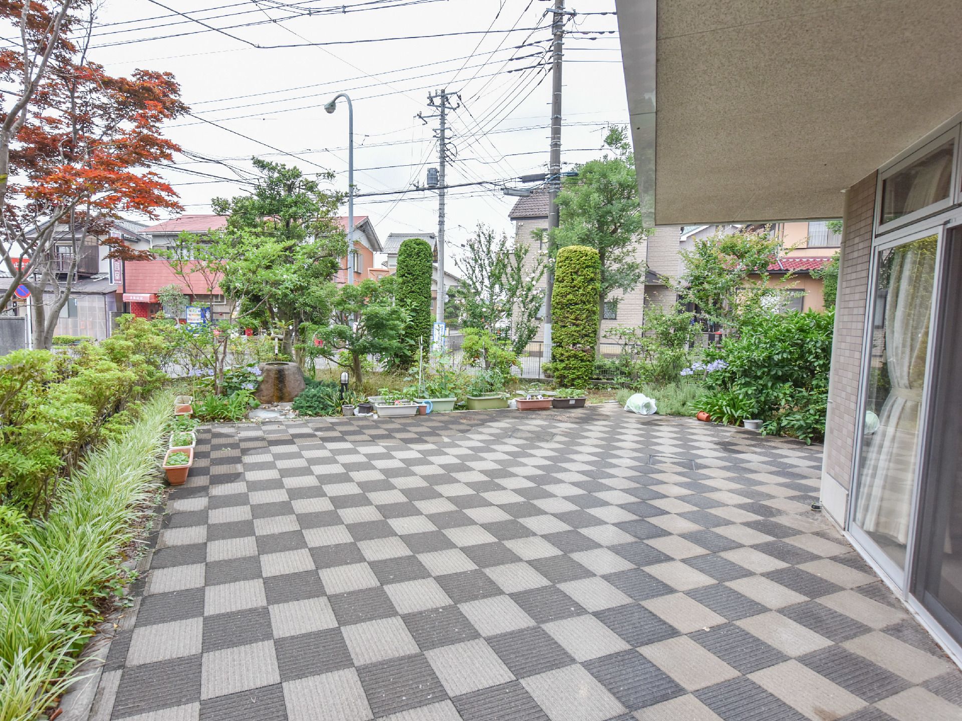 庭に植えられた木々や花は、季節ごとに違う景色を見せてくれる。きちんと剪定もされ、見るものを魅了する。