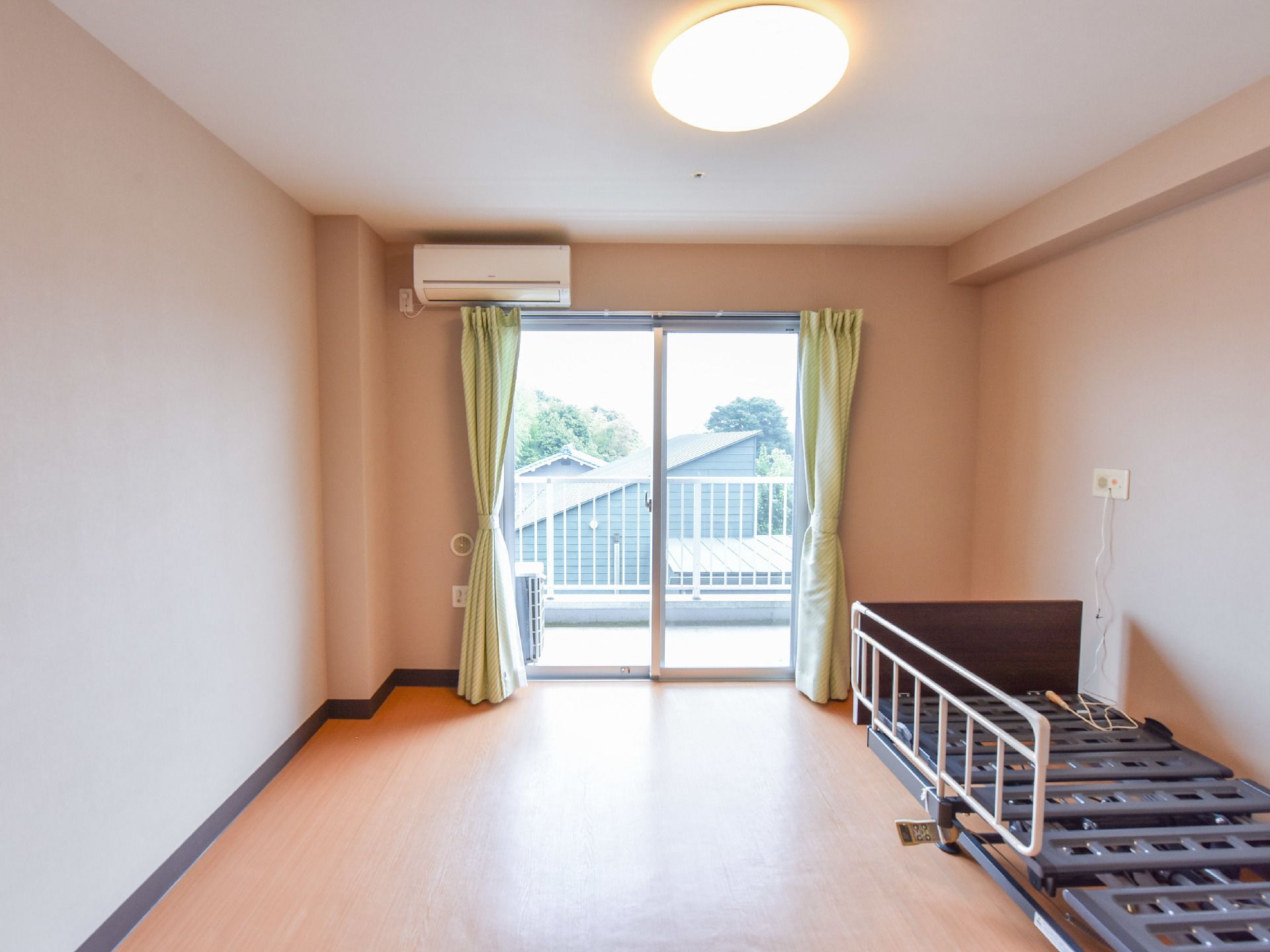 ワンルームの居室である。ベランダも付いており、心地良い日差しが入ってくる。緊急ブザーも付いているので、安心できる。