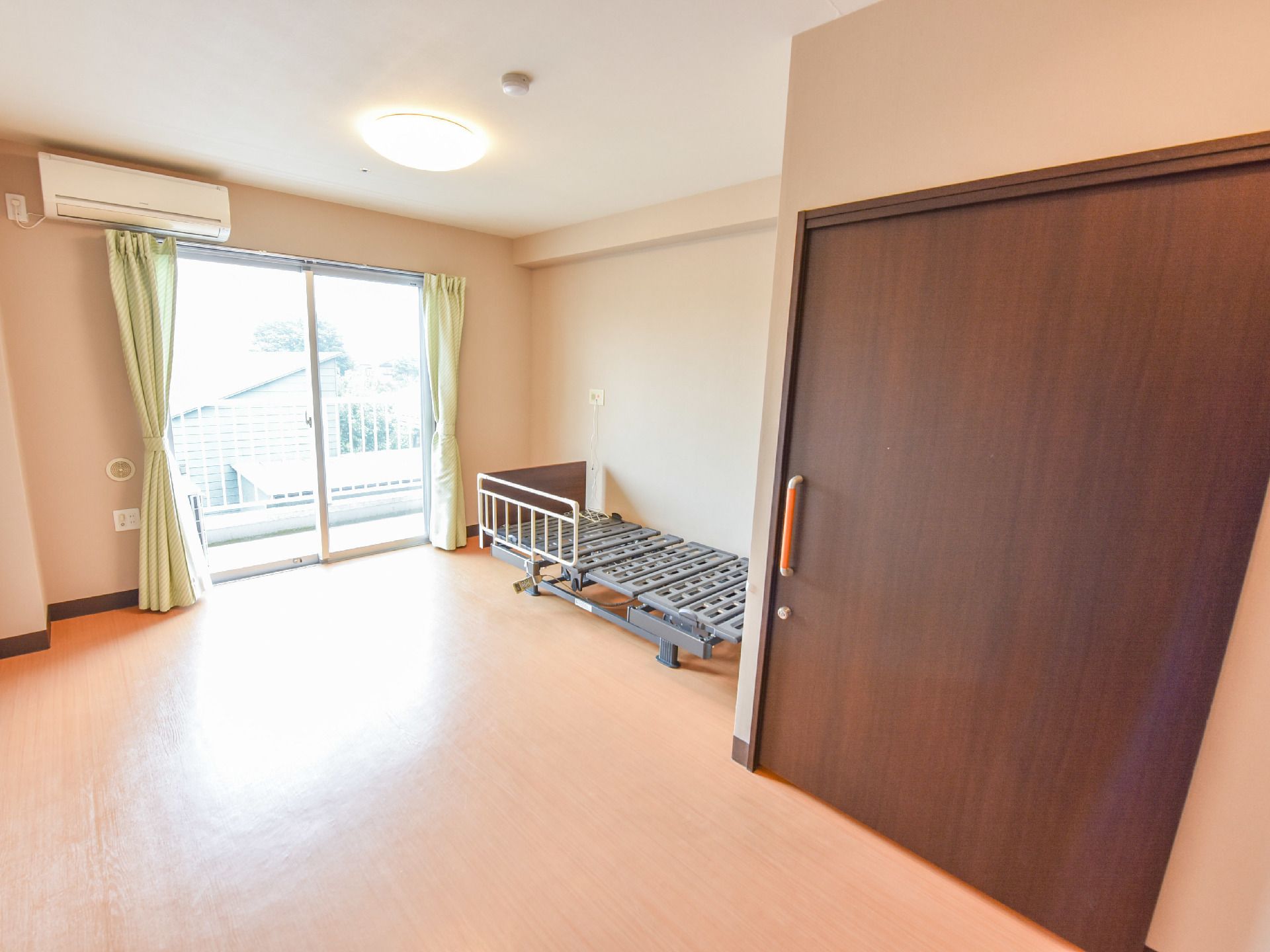 バリアフリーで、コンパクトにまとめられた部屋である。高齢者には、便利な大きい引き戸の収納がある。利用者の使い勝手が良い作りになっている。