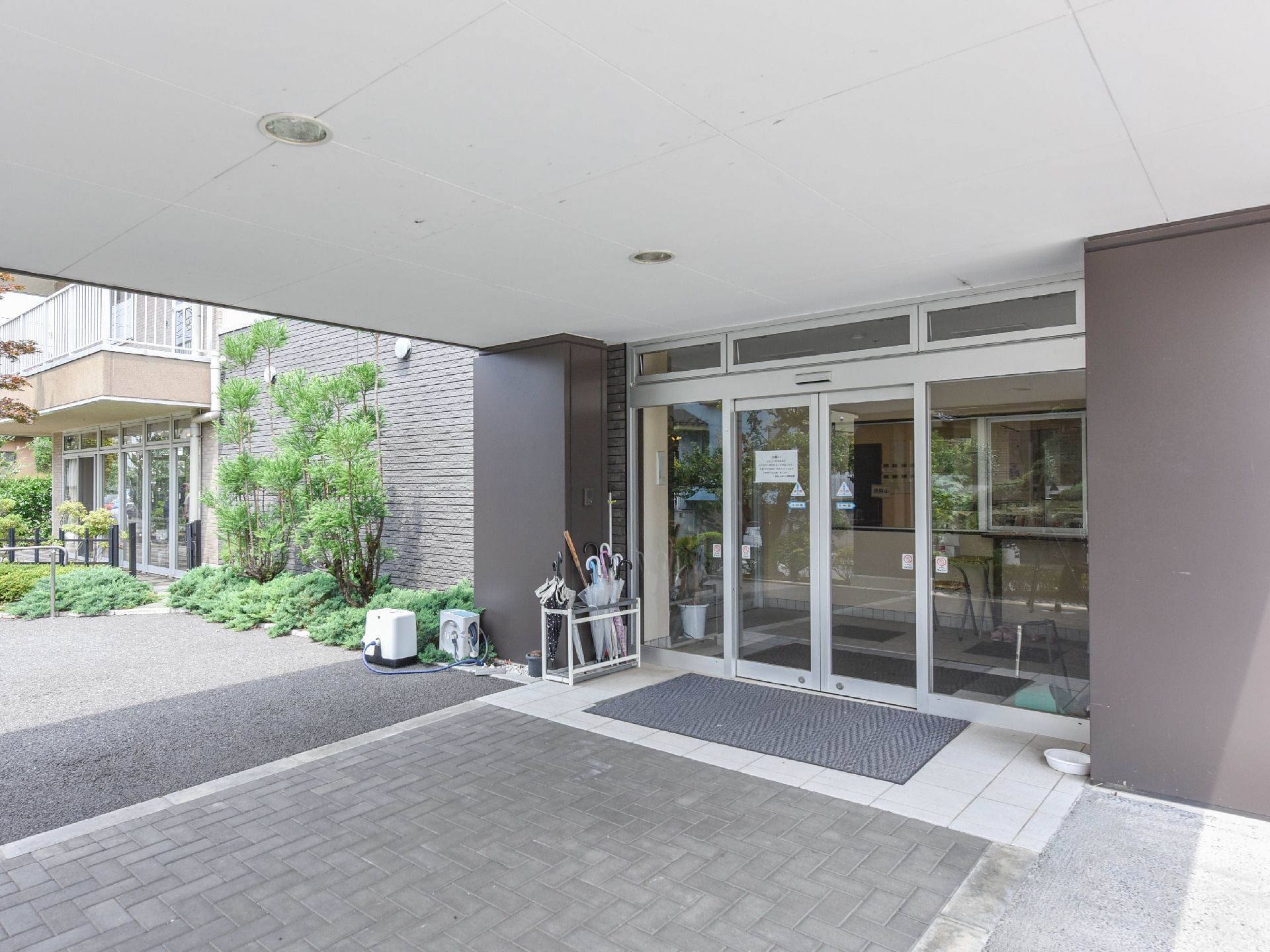 草木が綺麗に植わった庭にはスロープがあり、上がった場所には、自動ドアの玄関がある。自動ドアは、車椅子利用者が出入りするのもスムーズである。