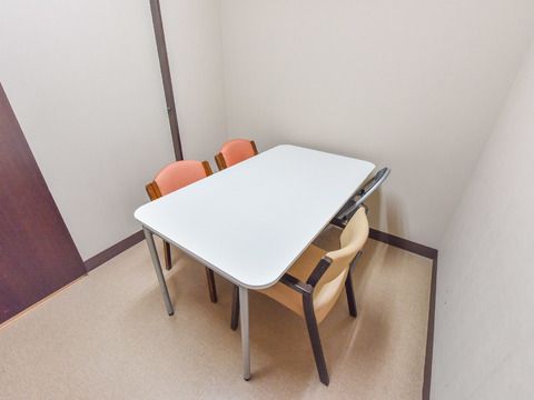 こじんまりとした相談室であるが、無駄を一切省いた部屋では、真摯に利用者やご家族の悩み事を聞くことができる。