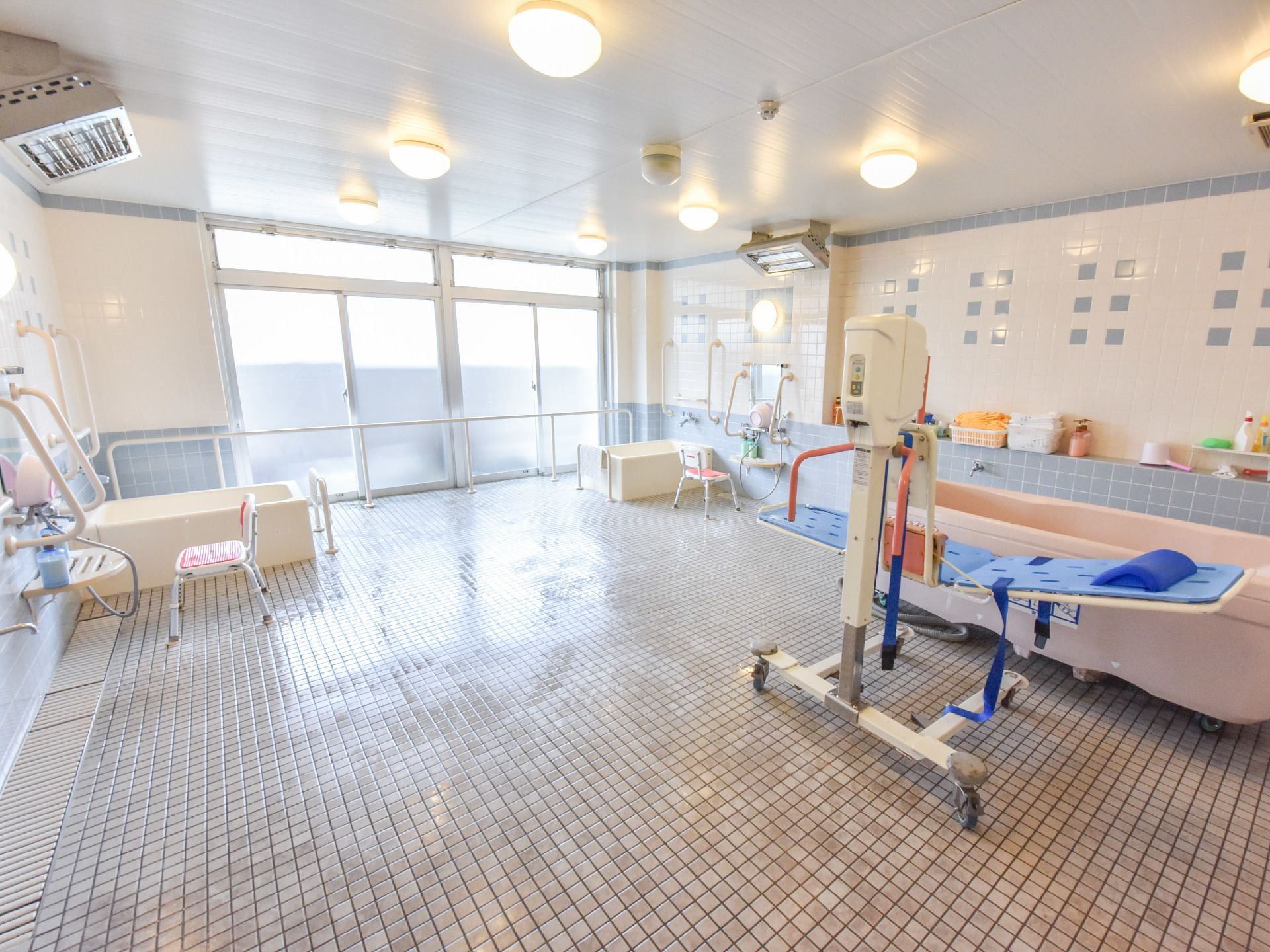 広い入浴場には、機械浴の横に一般入浴のコーナーがある。シャワーチェアー、手すりなどが設けられ自立した利用者が自分で使用する。