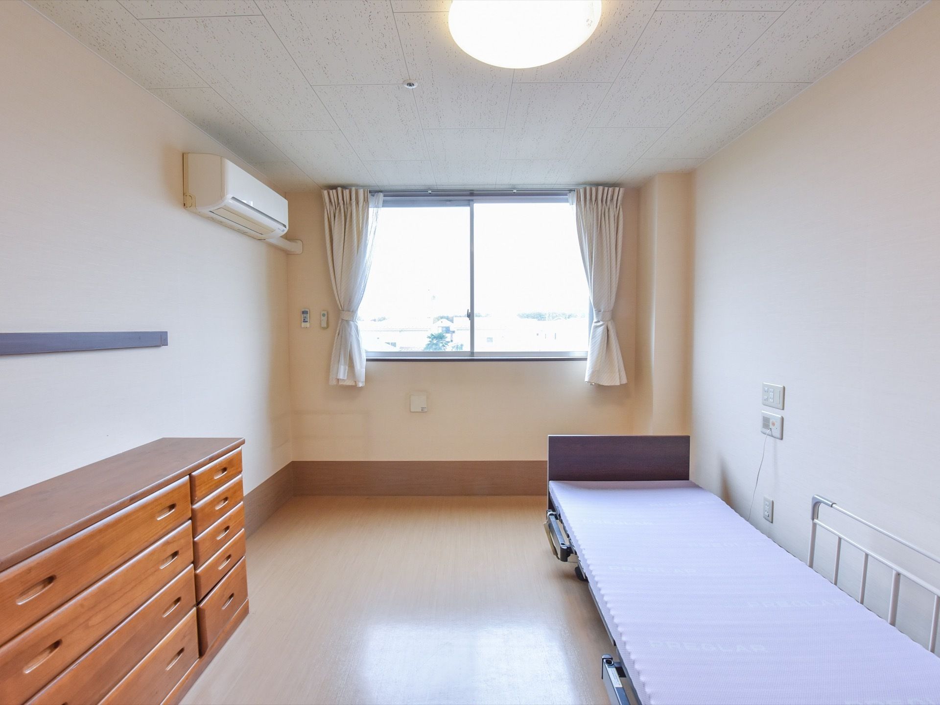 居室には、ベッドや収納が設置されており、収納には複数の引き出しが備えられているため、用途に合わせて使い分けることができる。