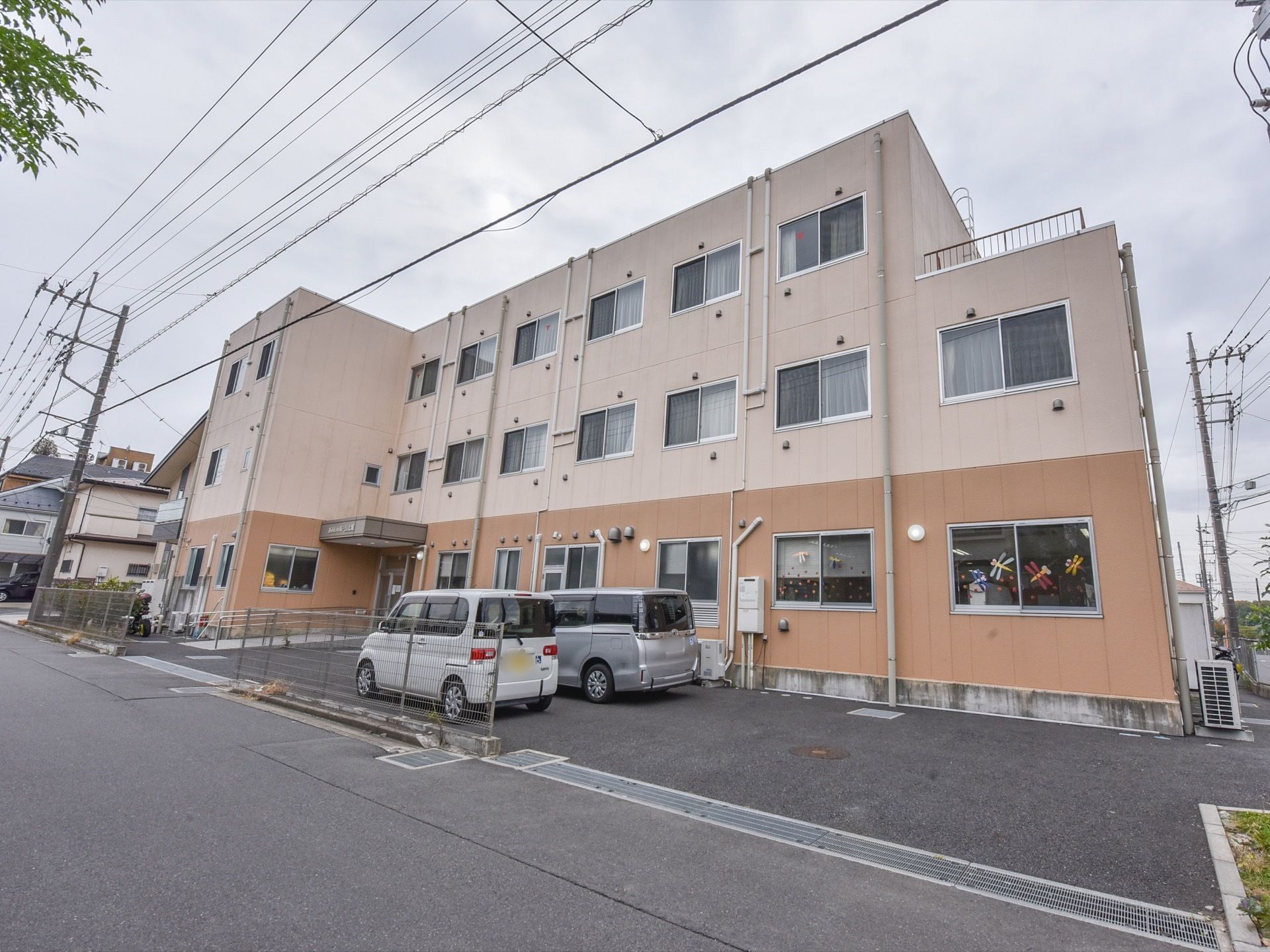 建物は三階建てとなっており、駐車スペースが建物に隣接されているため、外出の際など車への移動も負担が少ない。