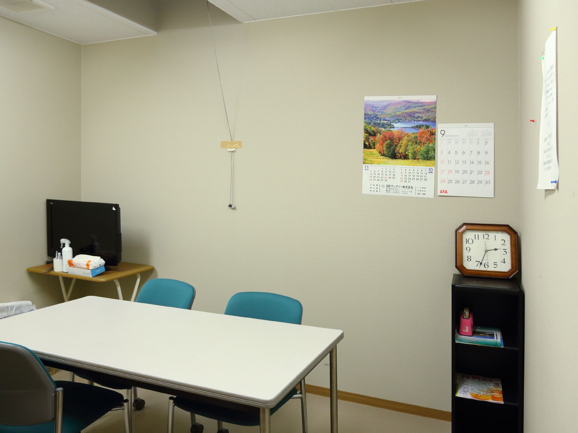 テーブルがあり、椅子が並べてある。たたむことができるテーブルの上にテレビが置いてある。ボックスティッシュがある。