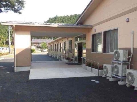 あんしんホーム小川の外観。大きくしっかりとした外観の当施設では、全館をバリアフリー設計としています。