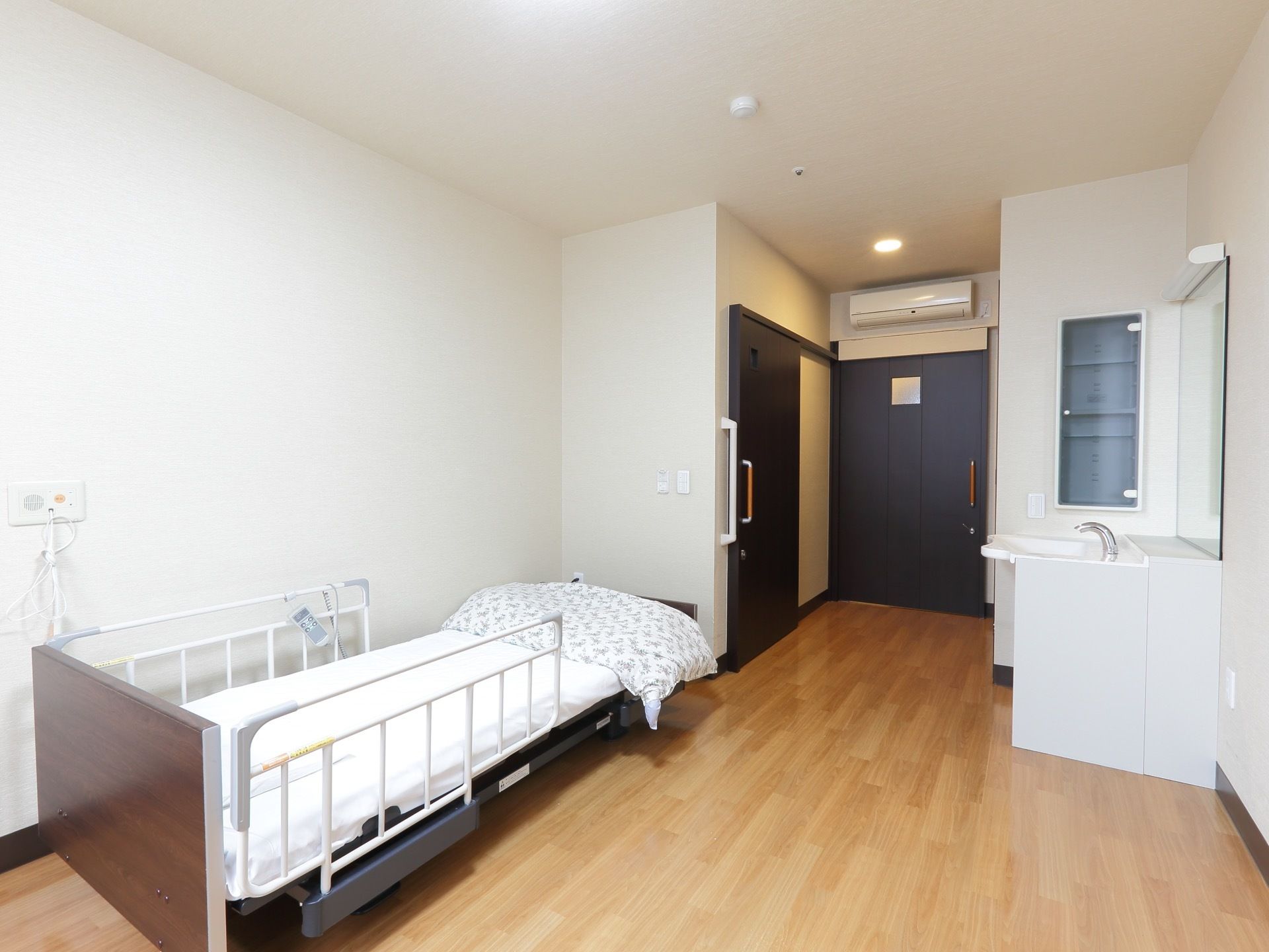 白を基調とした明るい居室には、介護用ベッドが完備されている。両側に柵が付いているので転落の心配がなく安心して就寝できる。